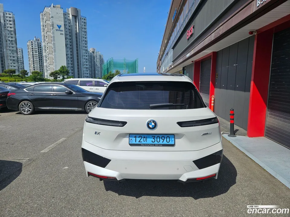 BMW iX xDrive50 2023 — миниатюра 4