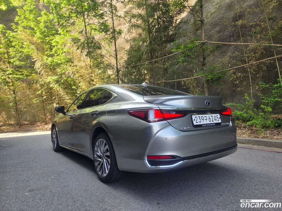 Lexus ES 300h 2025 — миниатюра 4