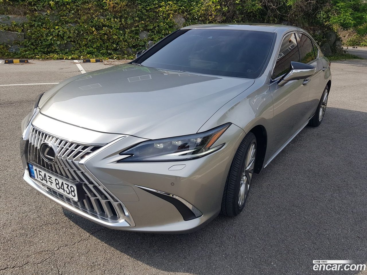Lexus ES 300h 2025