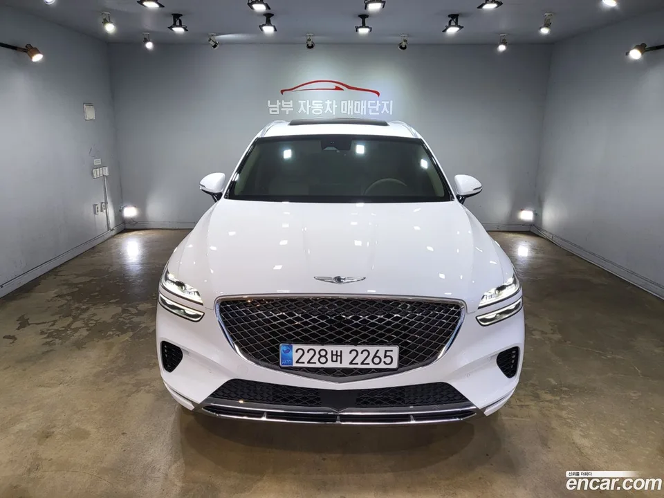 Genesis GV70 2.5T 2WD 2023 — photo 1, buy with delivery to Moscow