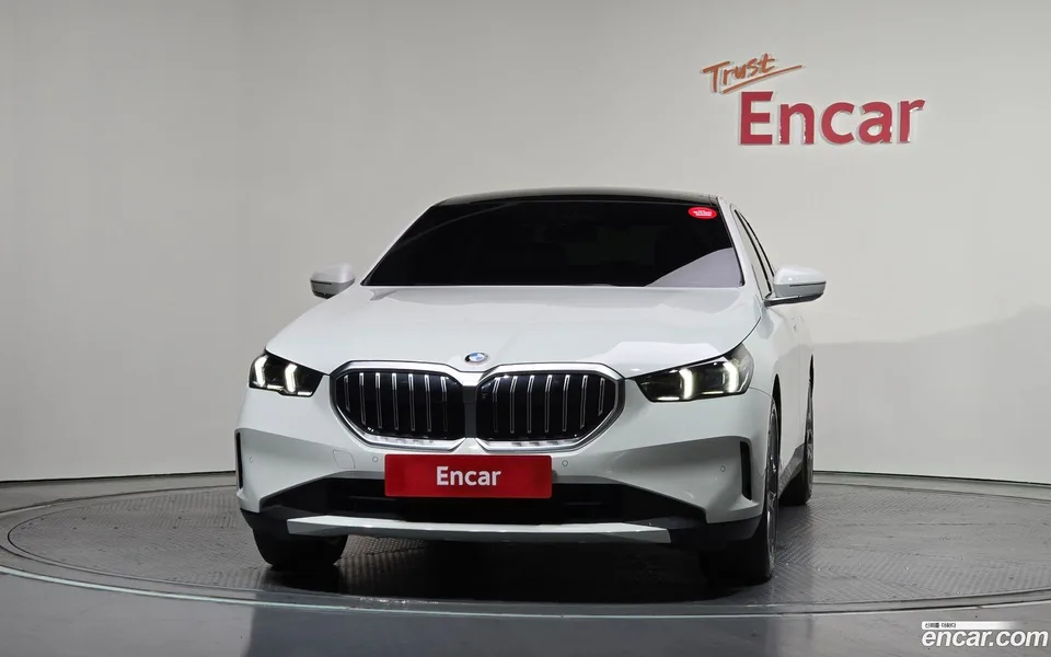 BMW 5 Series 520i 2023 — thumbnail 3