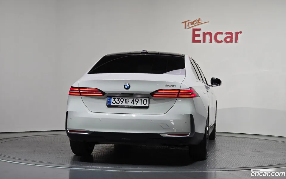 BMW 5 Series 520i 2023 — thumbnail 4