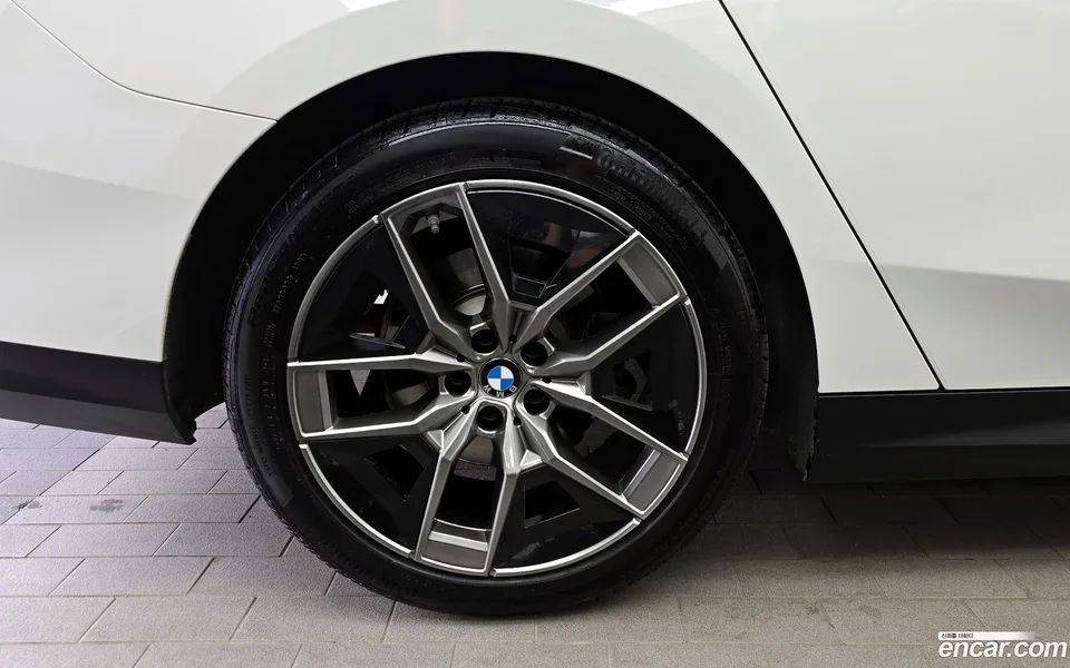 BMW 5 Series 520i 2023 — thumbnail 5