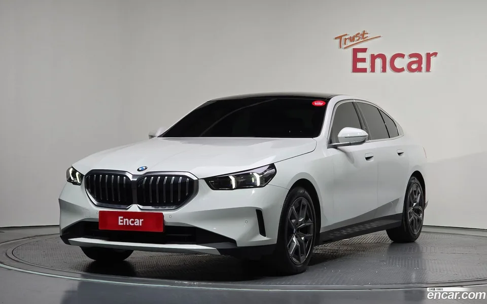 BMW 5 Series 520i 2023 — photo 1, buy with delivery to Moscow