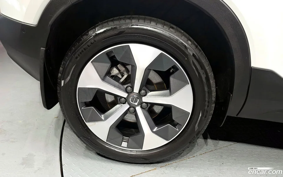Volvo XC40 B4 2023 — thumbnail 2