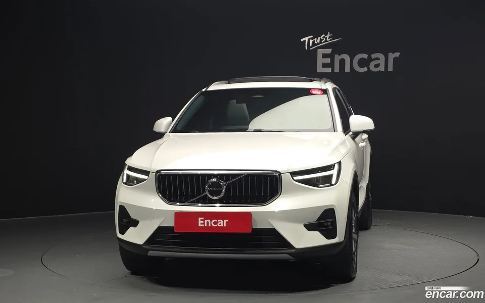 Volvo XC40 B4 2023 — thumbnail 3