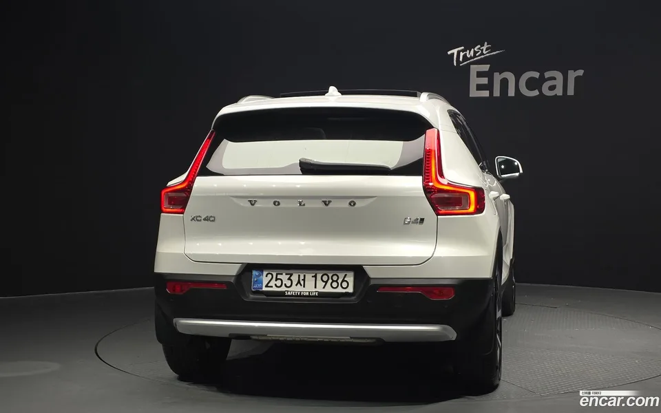 Volvo XC40 B4 2023 — thumbnail 4