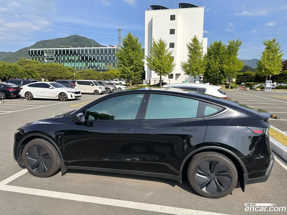 Tesla Model Y RWD 2025 — thumbnail 3
