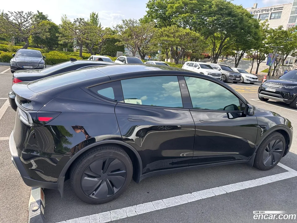 Tesla Model Y RWD 2025 — thumbnail 5