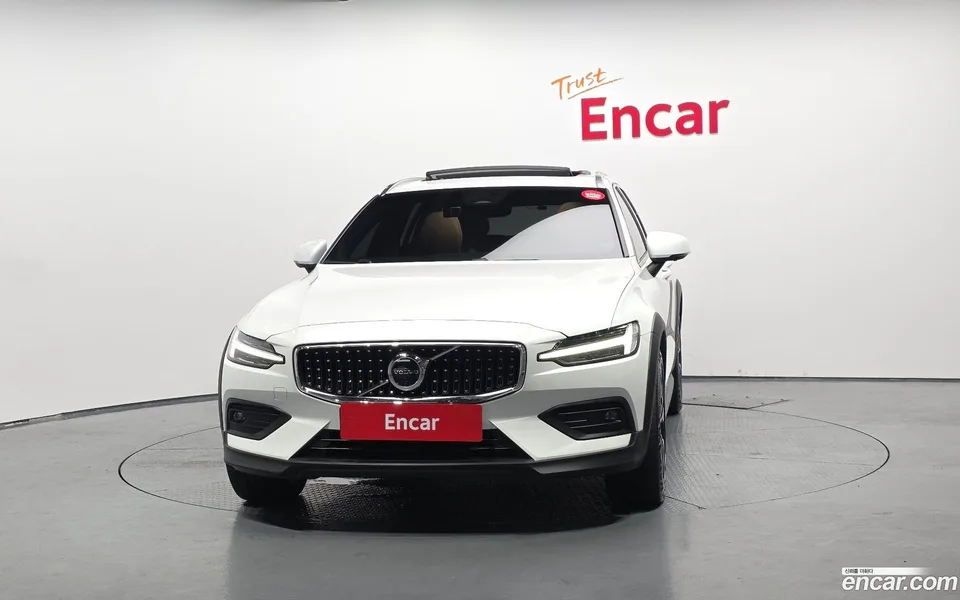 Volvo V60 Cross Country B5 AWD 2023 — thumbnail 3