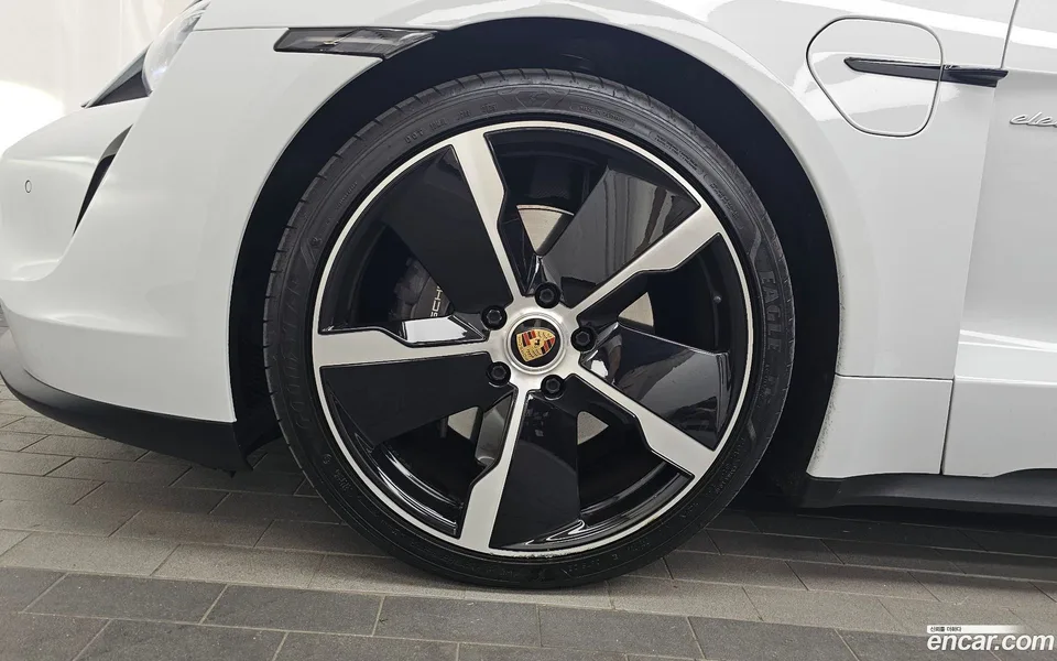 Porsche Taycan 2023 — миниатюра 2
