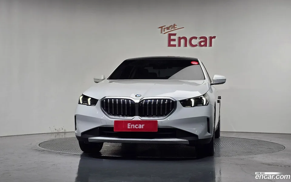 BMW 5 Series 520i 2023 — thumbnail 3