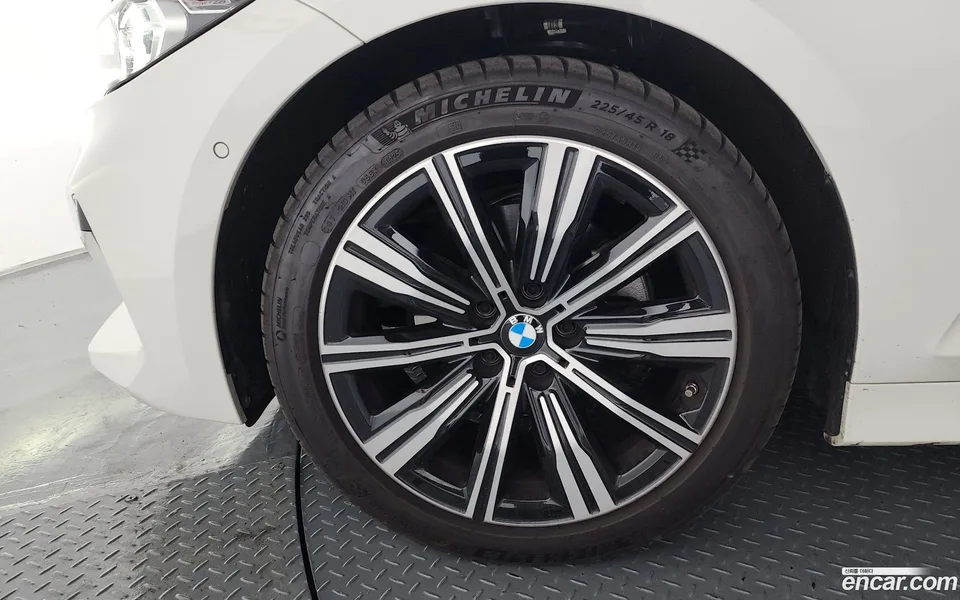 BMW 3 Series 320i 2025 — thumbnail 2