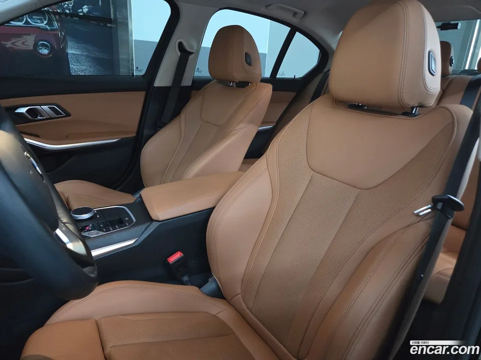 BMW 3 Series 320i 2023 — thumbnail 2