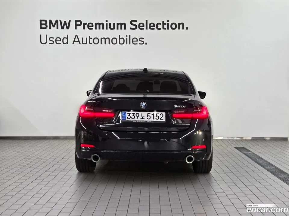 BMW 3 Series 320i 2023 — thumbnail 3