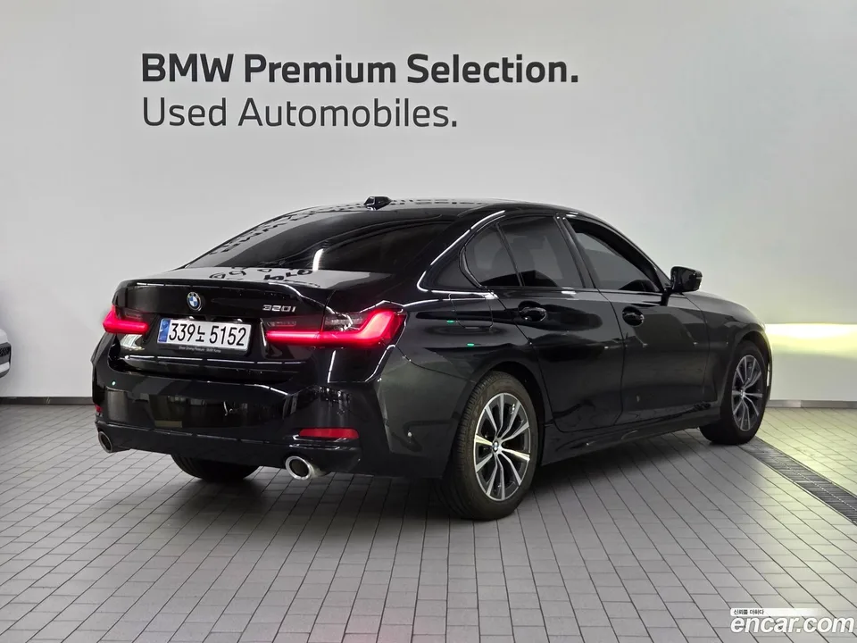 BMW 3 Series 320i 2023 — thumbnail 4