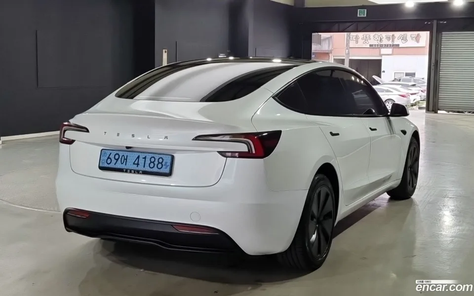 Tesla Model 3 RWD 2026 — thumbnail 3