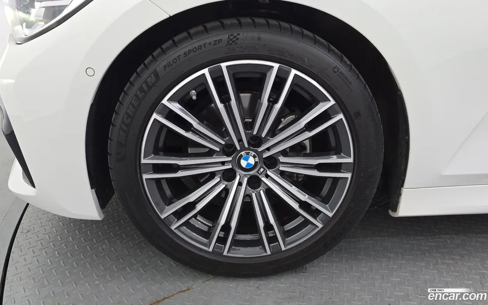 BMW 3 Series 320i M 2022 — thumbnail 2