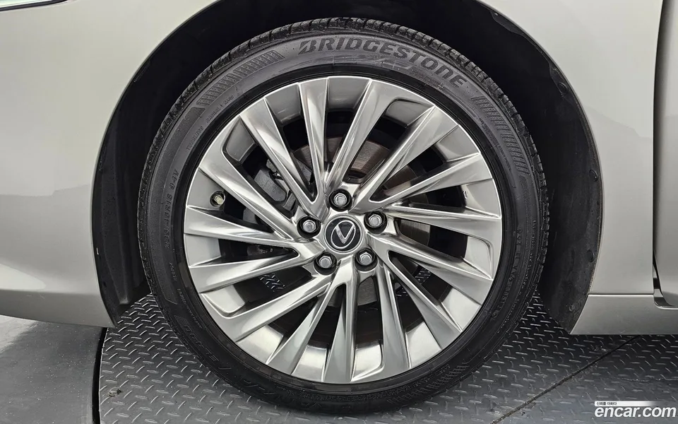 Lexus ES 300h 2022 — миниатюра 2
