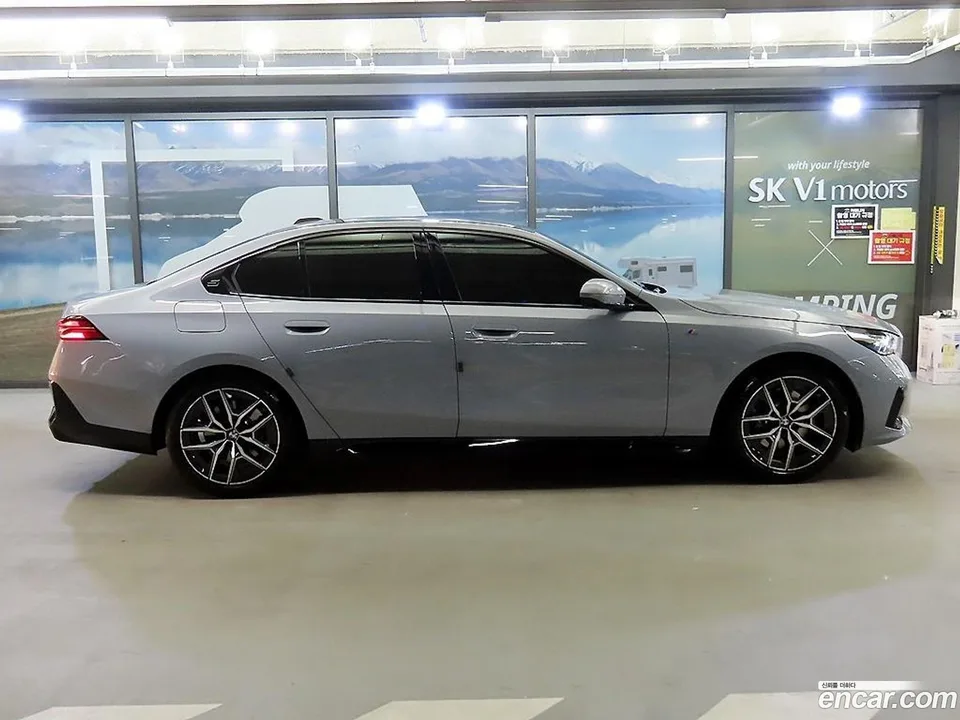 BMW 5 Series 520i M 2025 — thumbnail 3