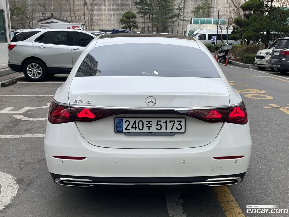 Mercedes-Benz E-Class E200 2024 — thumbnail 3