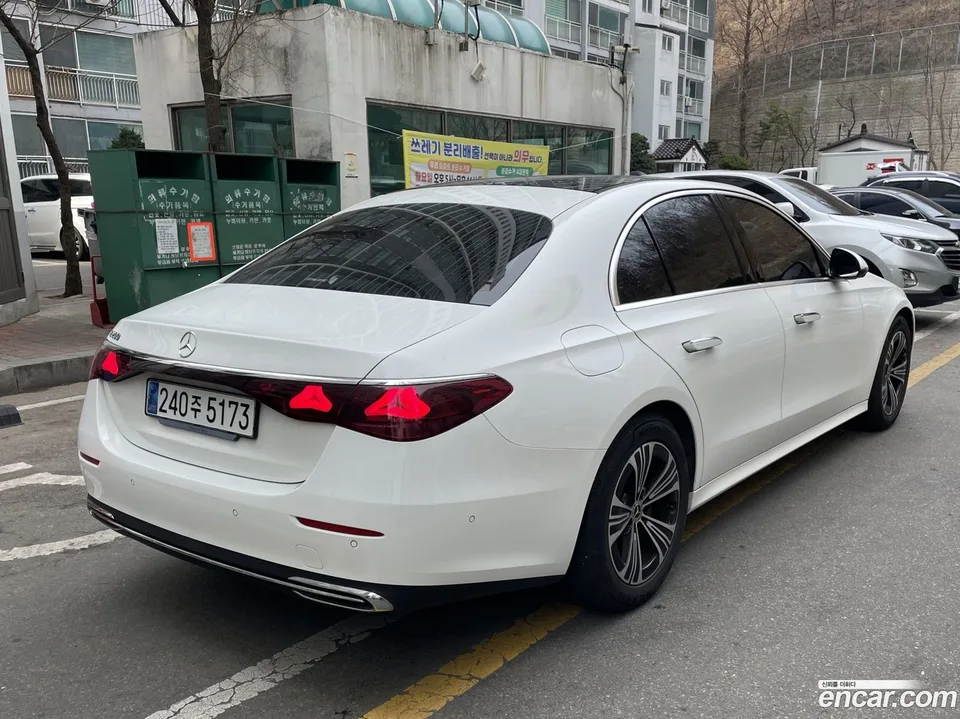 Mercedes-Benz E-Class E200 2024 — thumbnail 4