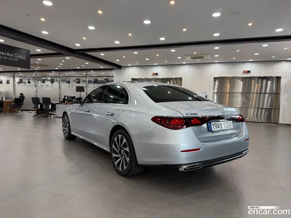 Mercedes-Benz E-Class E300 4MATIC 2024 — thumbnail 3