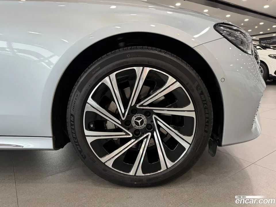 Mercedes-Benz E-Class E300 4MATIC 2024 — thumbnail 5