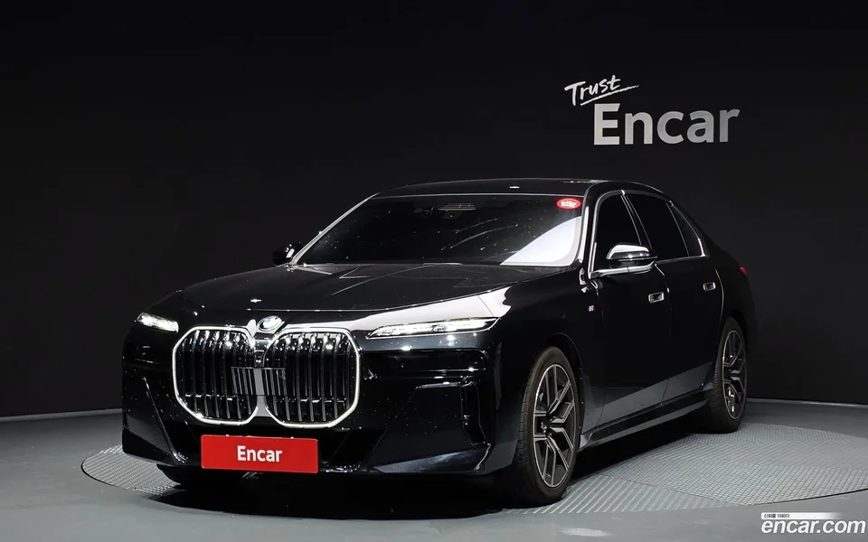 BMW 7 Series 740i xDrive M 2023 — photo 1, buy with delivery to Moscow