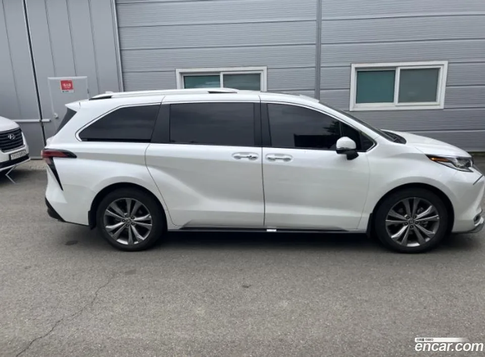 Toyota Sienna 2.5 2WD 2024 — миниатюра 3