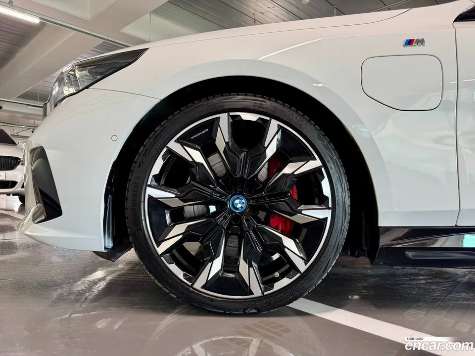 BMW 5 Series 550e xDrive M 2025 — thumbnail 5