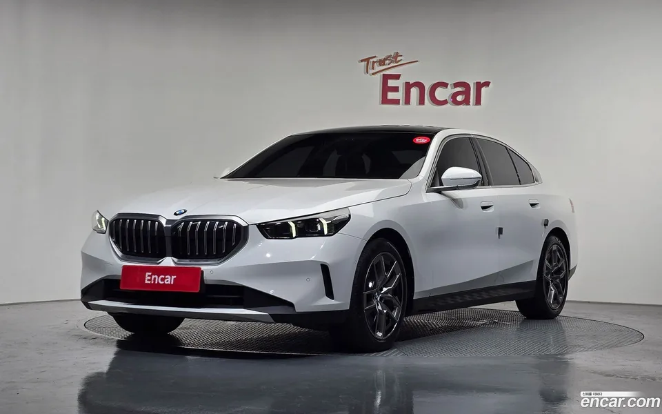 BMW 5 Series 520i 2023 — thumbnail 2