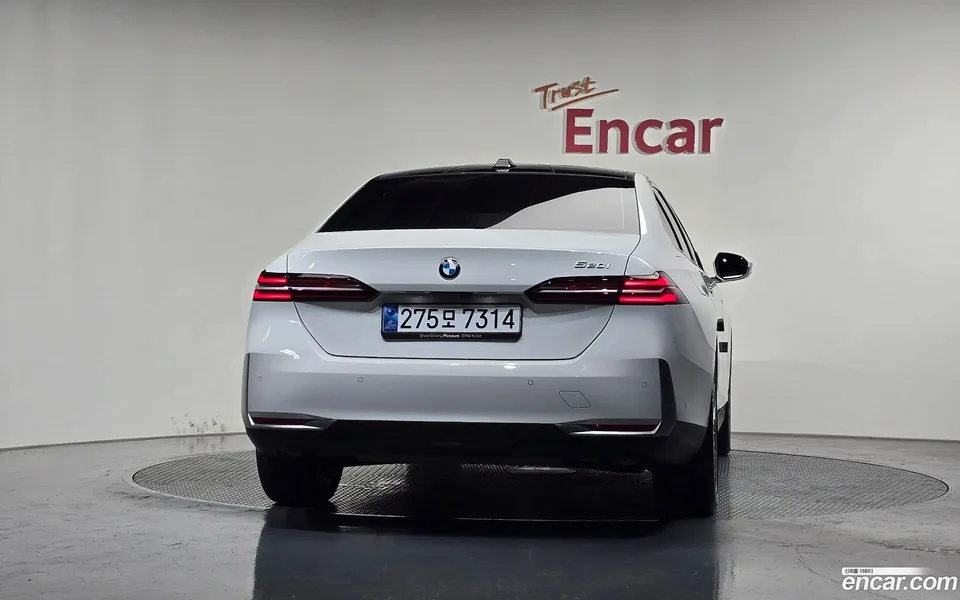 BMW 5 Series 520i 2023 — thumbnail 4