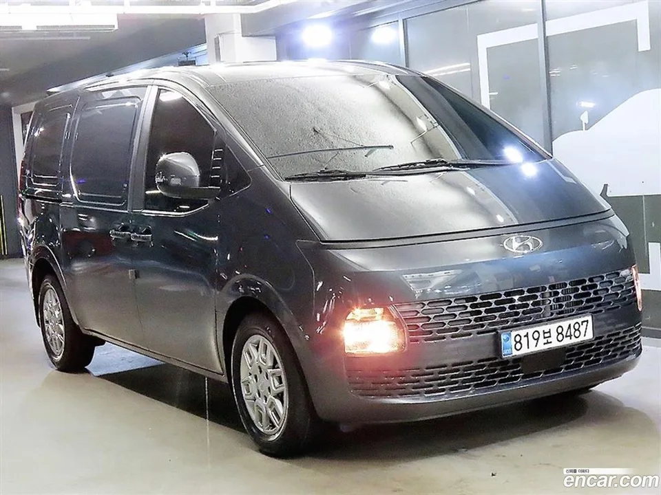Hyundai Staria 3 2023 — photo 1, buy with delivery to Moscow