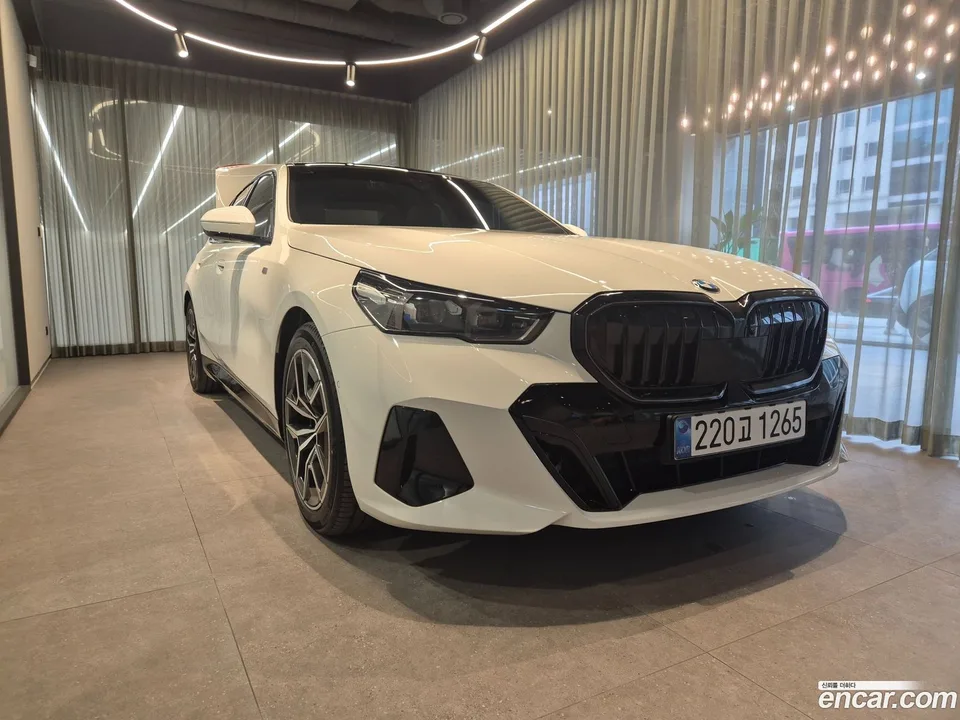 BMW 5 Series 520i M 2025 — фото 1, купить с доставкой в Москву