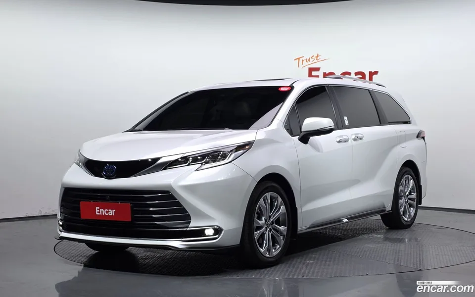 Toyota Sienna 2.5 2WD 2022 — photo 1, buy with delivery to Moscow
