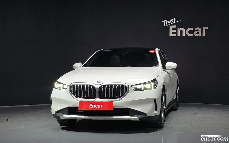 BMW 5 Series 520i 2025 — thumbnail 3