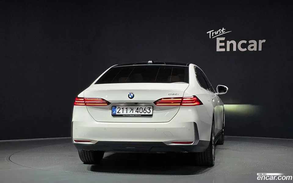 BMW 5 Series 520i 2025 — thumbnail 4