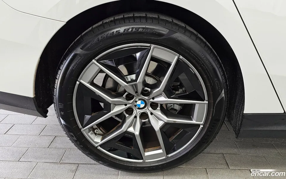 BMW 5 Series 520i 2025 — thumbnail 5