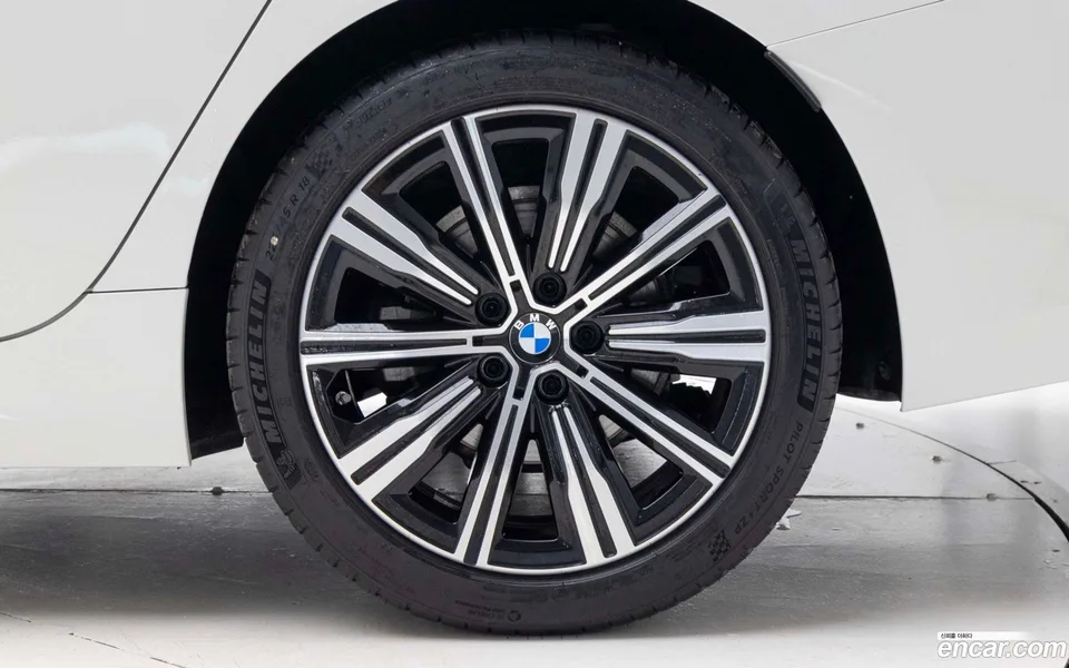 BMW 3 Series 320i 2025 — thumbnail 5