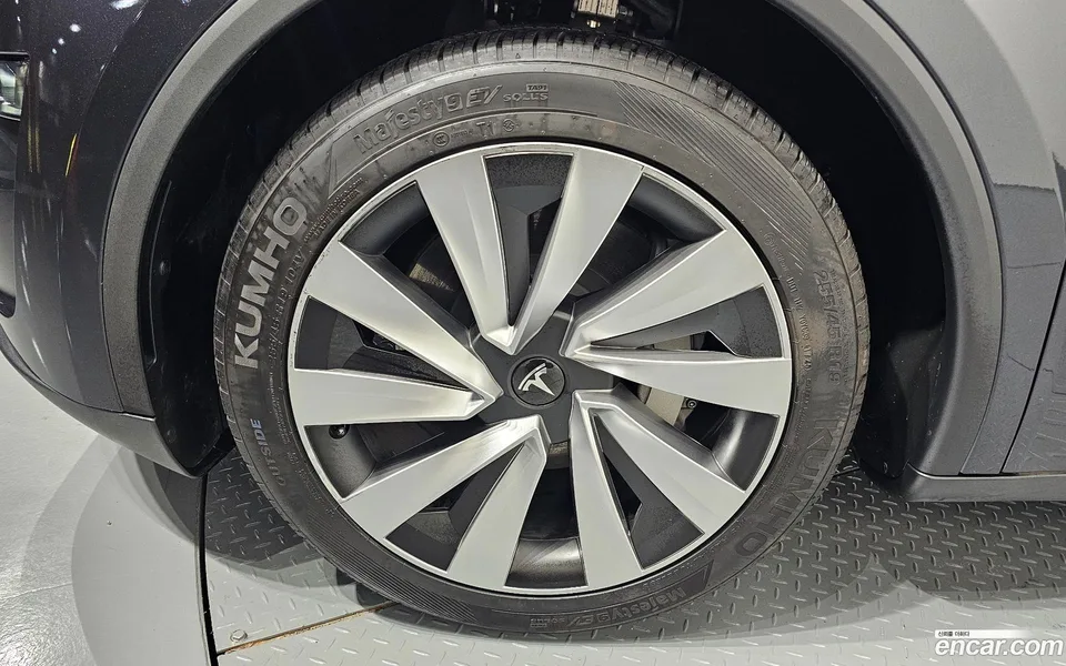Tesla Model Y AWD 2025 — thumbnail 2