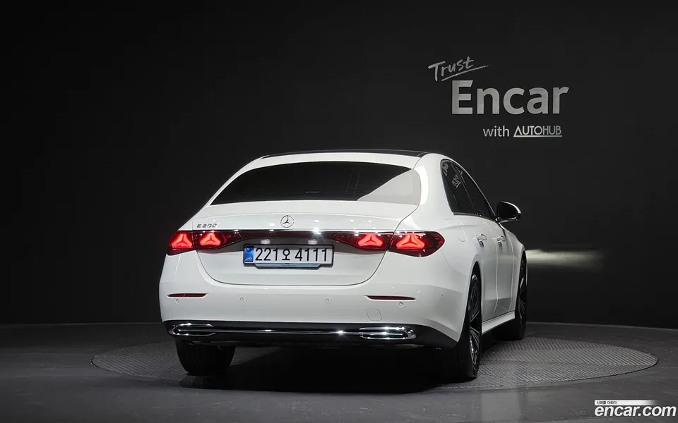 Mercedes-Benz E-Class E200 2025 — thumbnail 4
