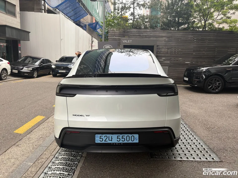 Tesla Model Y L AWD 2026 — миниатюра 3