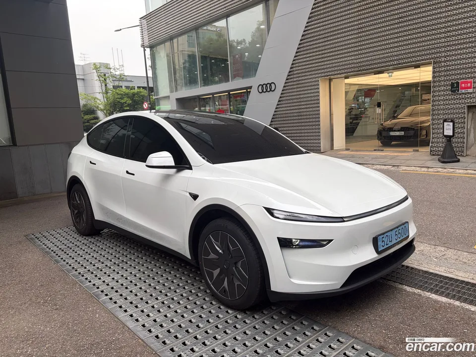 Tesla Model Y L AWD 2026 — фото 1, купить с доставкой в Москву