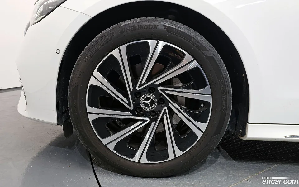 Mercedes-Benz E-Class E300 4MATIC 2024 — thumbnail 2