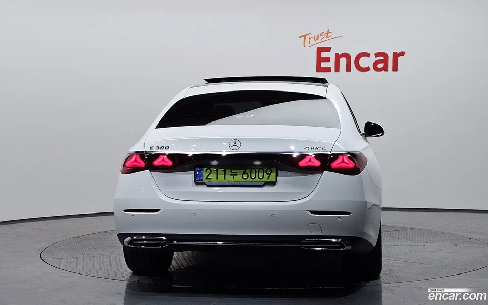 Mercedes-Benz E-Class E300 4MATIC 2024 — thumbnail 4