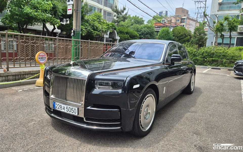 Rolls-Royce Phantom 6.7 V12 2023 — photo 1, buy with delivery to Moscow