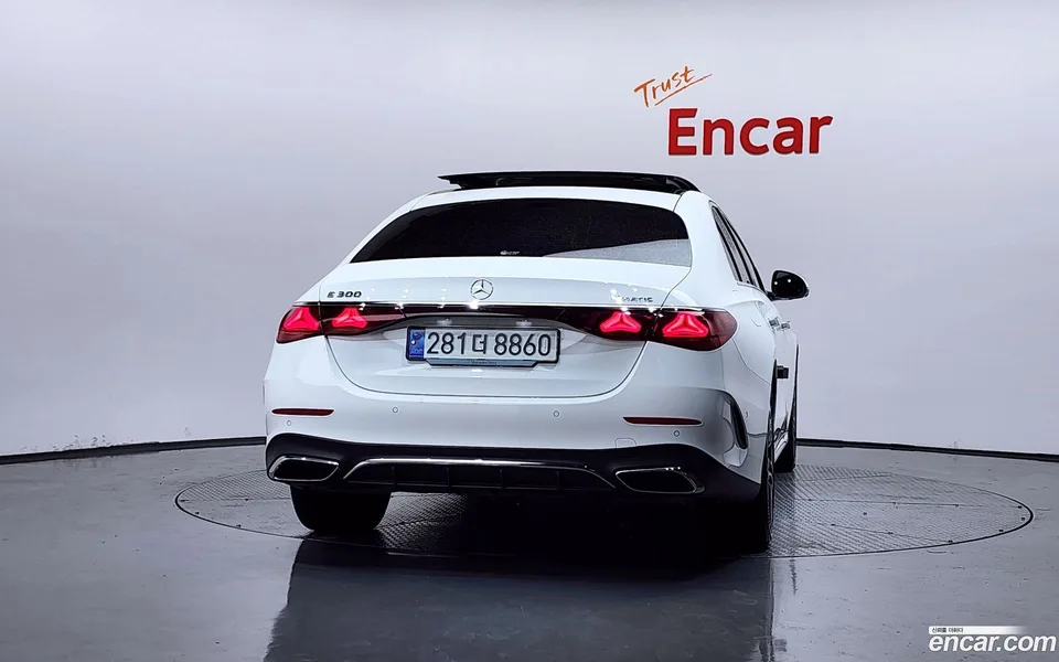 Mercedes-Benz E-Class E300 4MATIC AMG Line 2024 — thumbnail 4