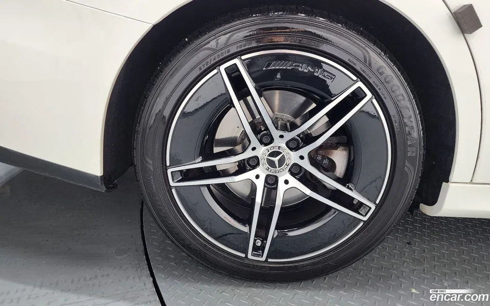 Mercedes-Benz E-Class E300 4MATIC AMG Line 2024 — thumbnail 5