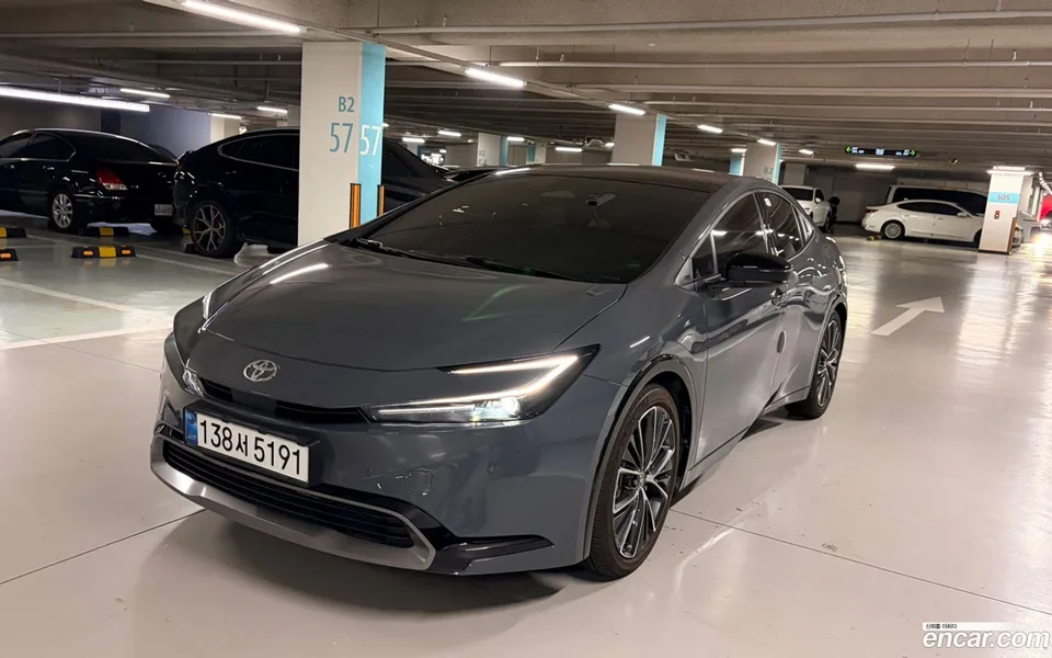 Toyota Prius 2.0 XLE 2024 — photo 1, buy with delivery to Moscow